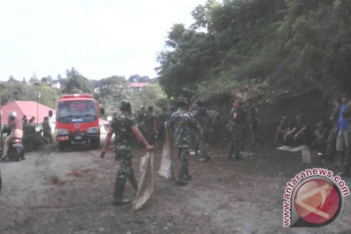 Longsor kembali timbun ruas jalan di Rejanglebong