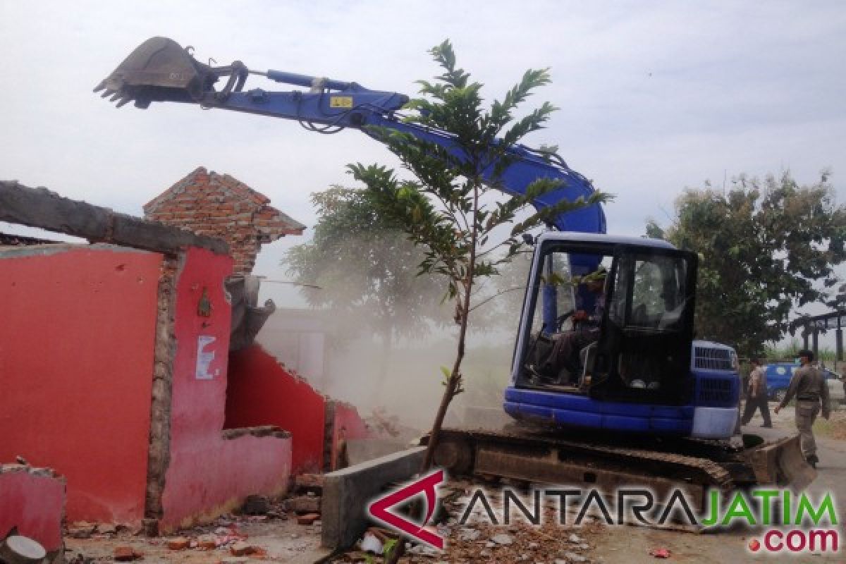   Satpol PP Sidoarjo Bongkar Bangunan Liar 