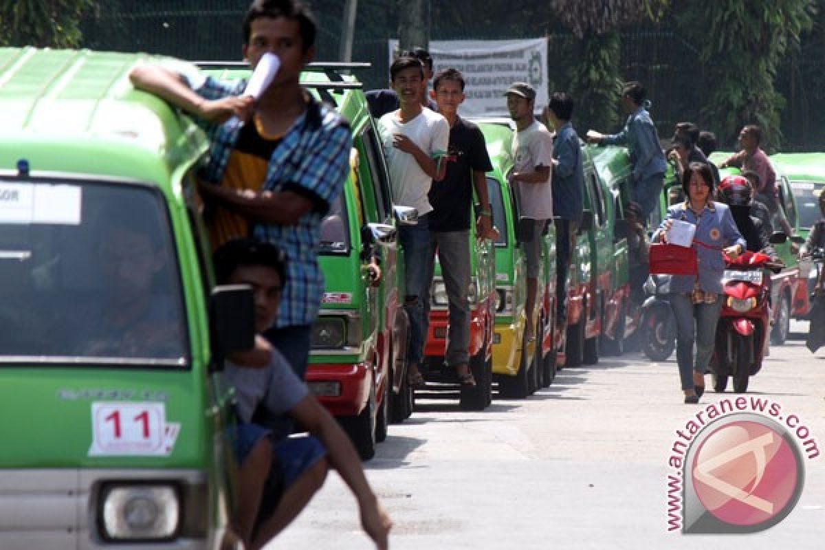 Sopir angkot Makassar mogok tolak tranportasi modern