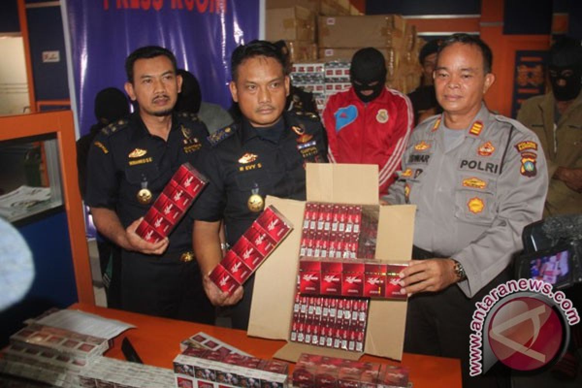 Petugas BC Tembak Kapal Penyelundup Rokok