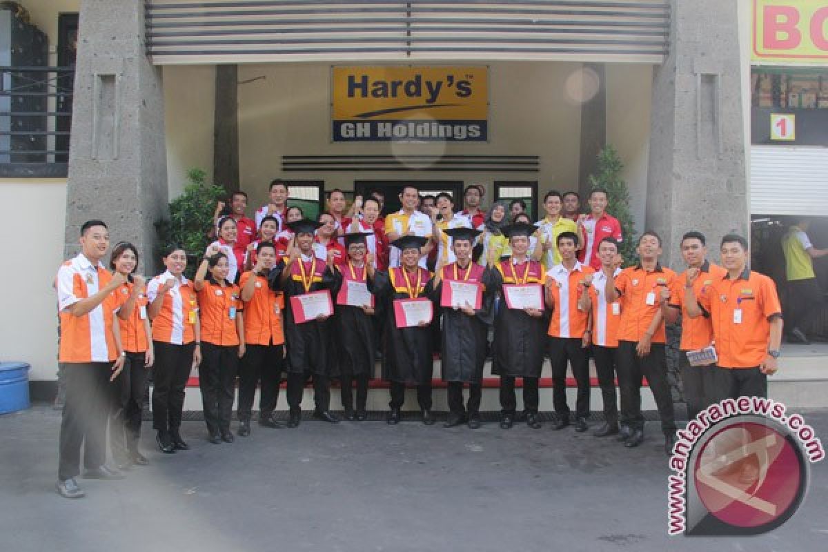Wisuda Ke-4 Hardys Management Trainee Program