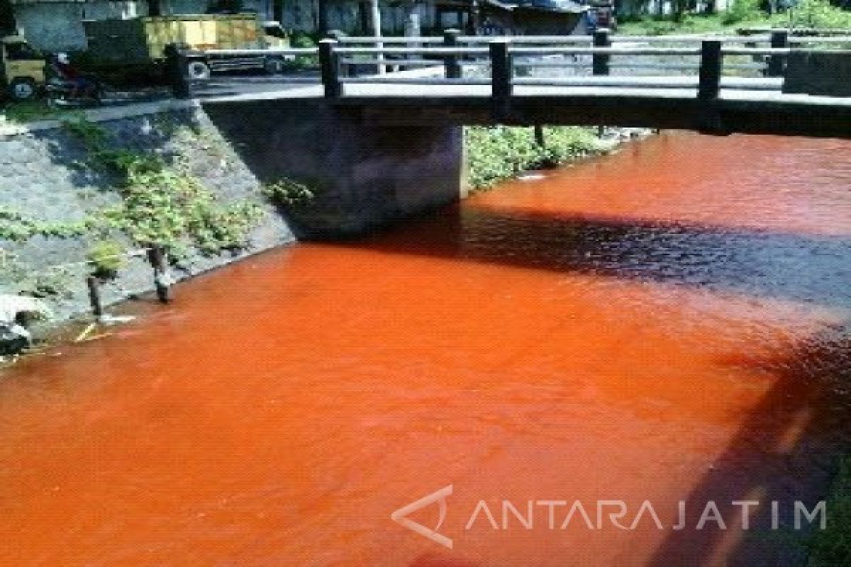 Pemkot Telusuri Penyebab Air Sungai di Kediri Merah      