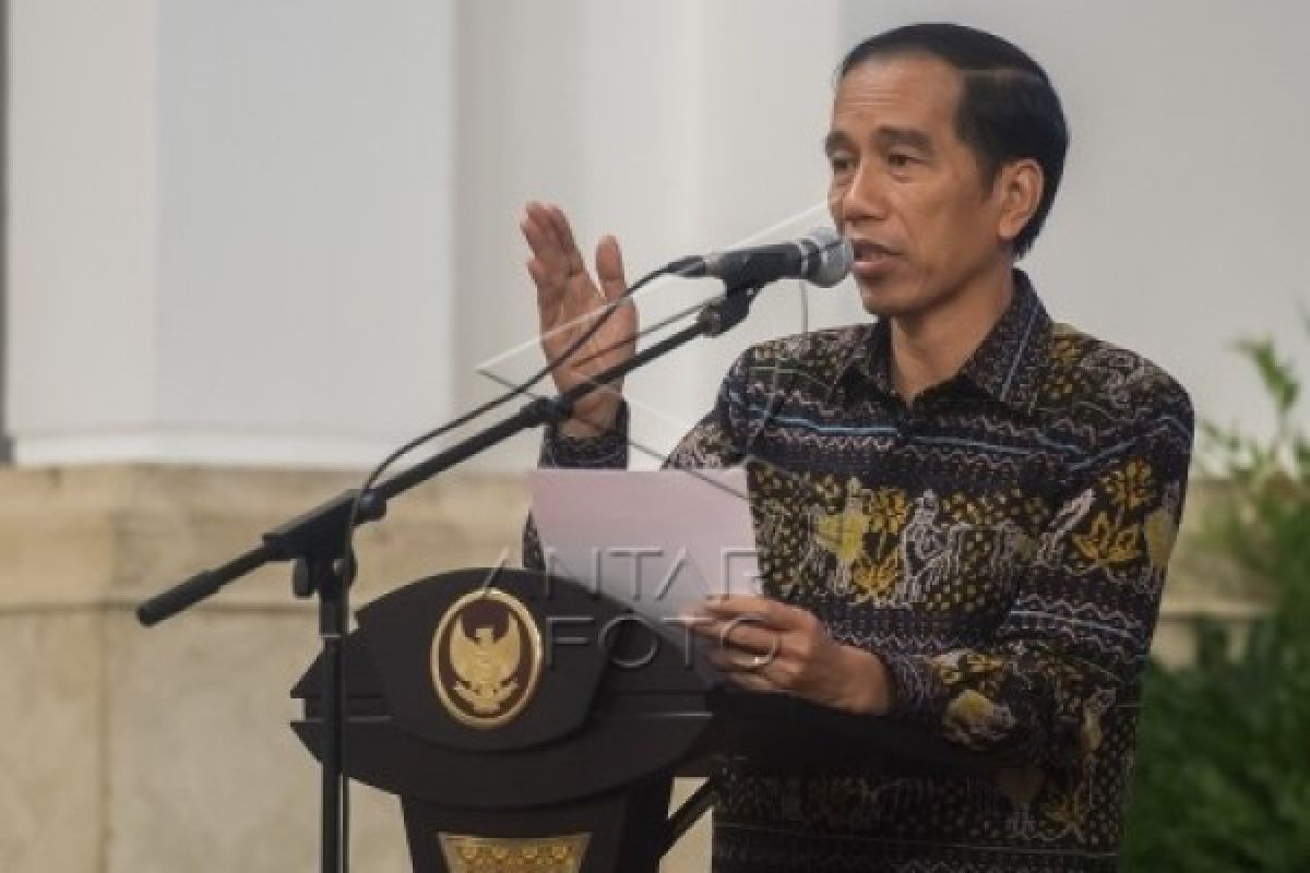 Jokowi menyalami peserta Rakor Pimpinan Nasional PGRI