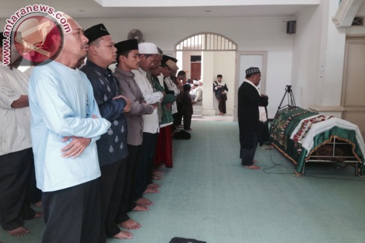 KH Ali Mustafa Yaqub Dishalatkan di Mesjid Dekat Rumahnya