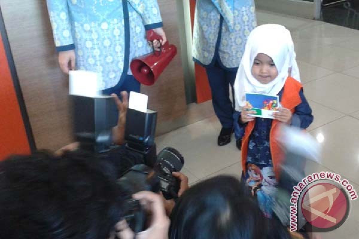 Murid TK Makassar diajarkan menabung sejak dini 