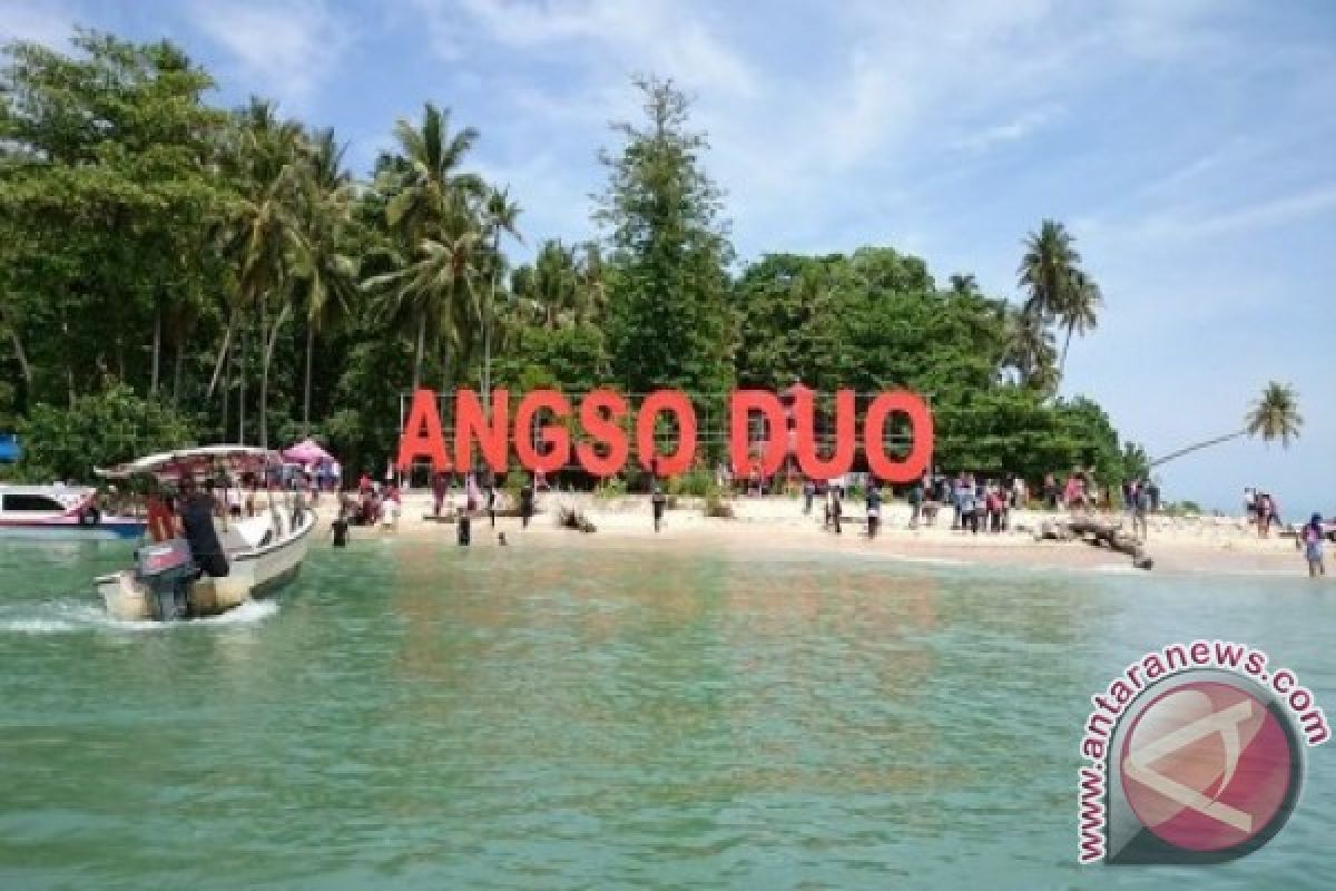 Belasan Ribu Wisatawan Kunjungi Pulau Angso Duo Selama Lebaran