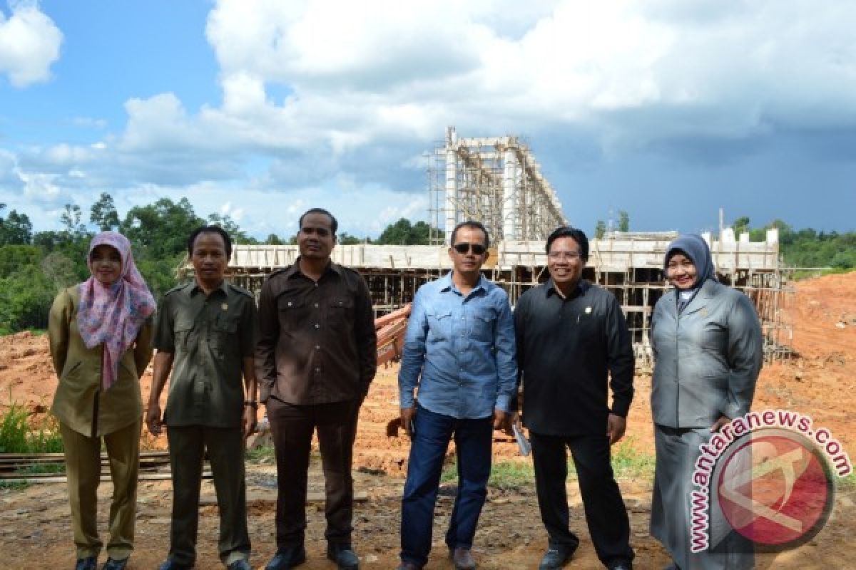 Komisi B DPRD Sintang Tinjau Infrastruktur