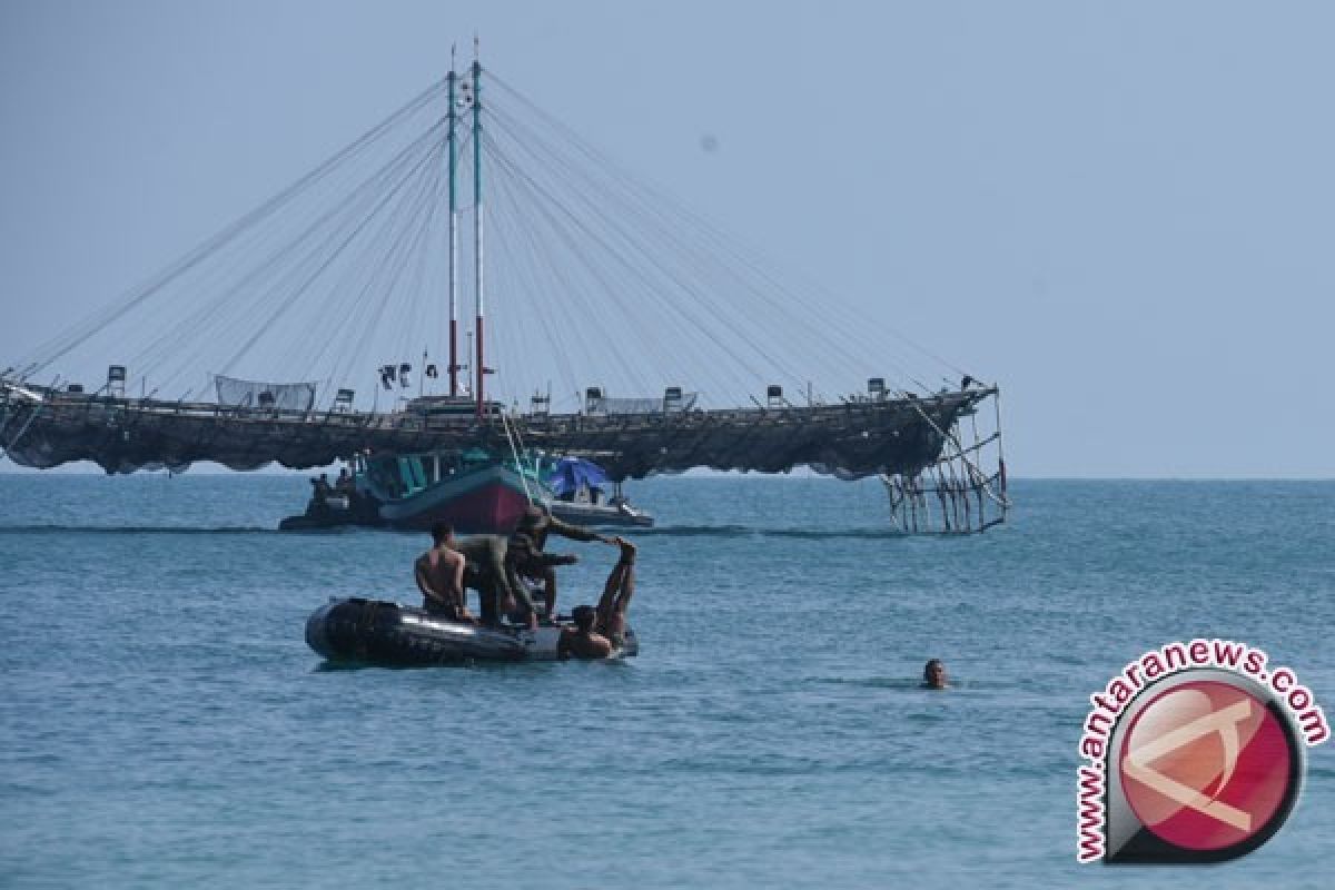 Kepala Staf TNI AL turut renang lintas Selat Madura