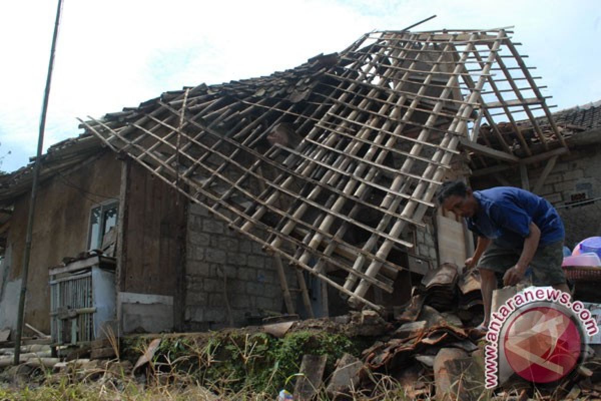 172 rumah rusak diterjang puting beliung Pangandaran