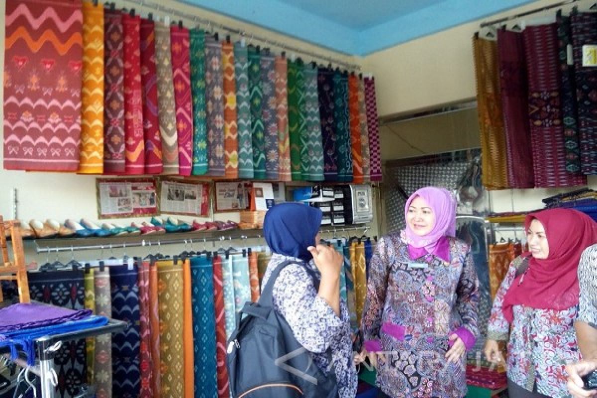  Perajin Tenun Ikat di Kediri Tambah Alat Pemintal Mesin      