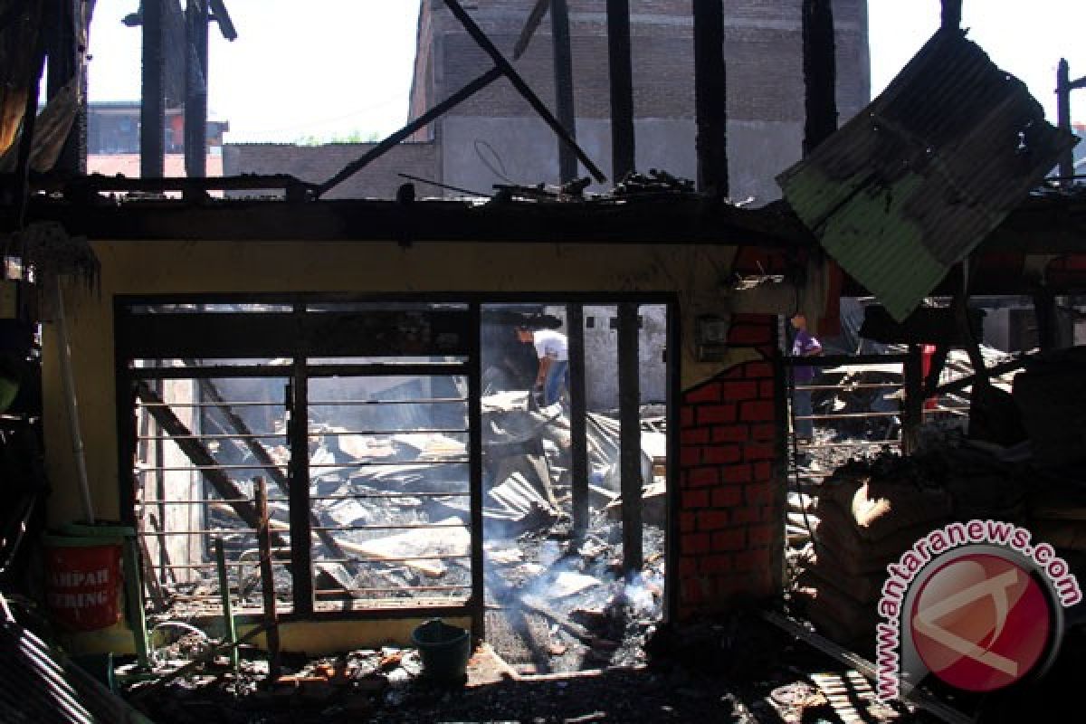 Rumah kos di kawasan padat penduduk Padang terbakar