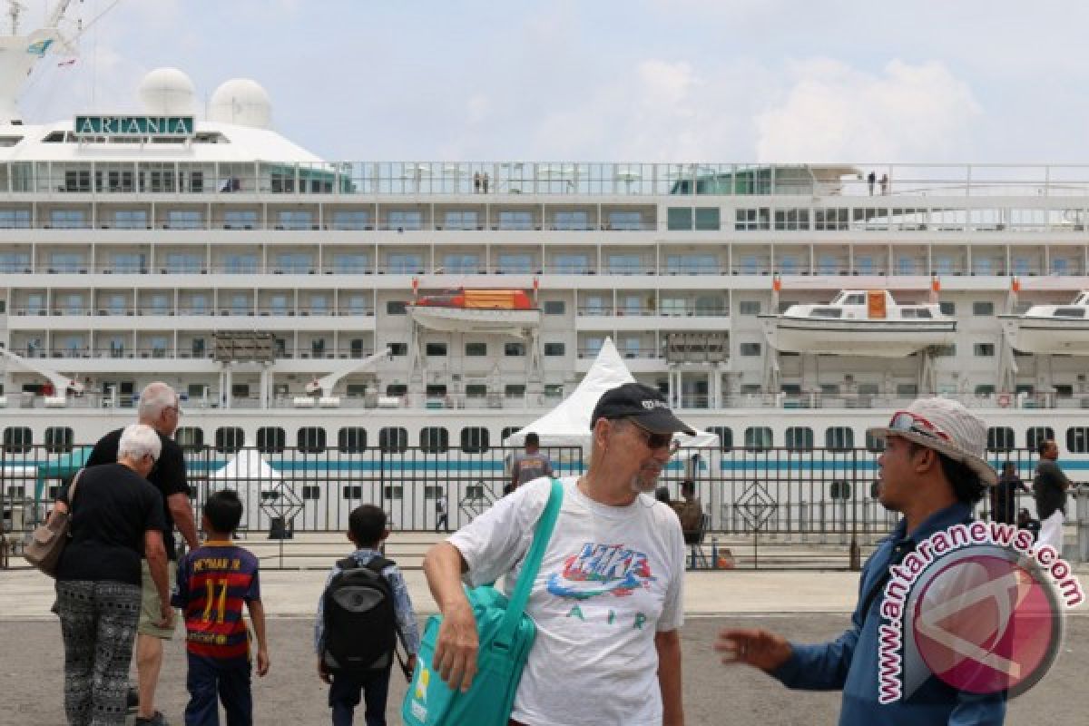 Thousands of tourists visit Sabang, Aceh