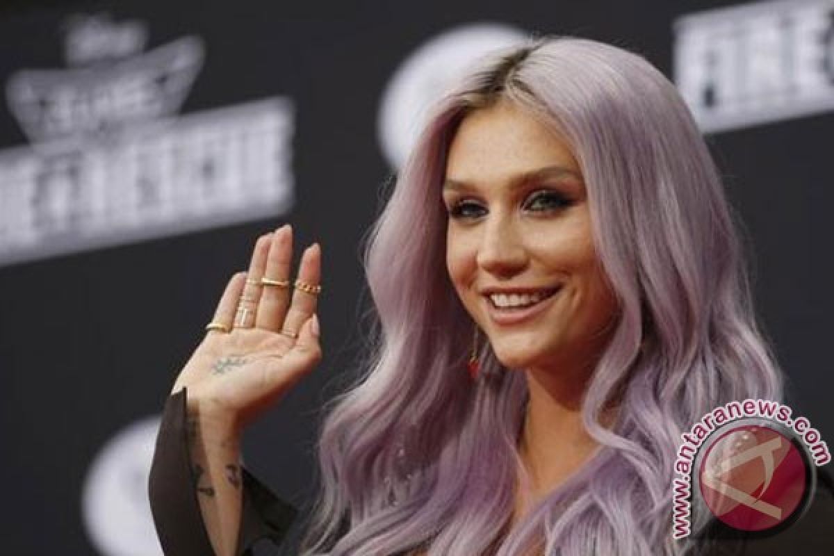 Kesha ubah bait pertama lirik lagu "TiK ToK" saat tampil di Coachella