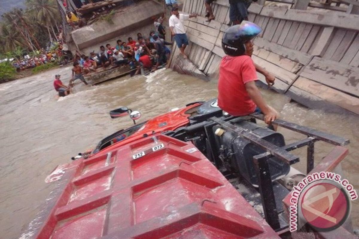 Jembatan Sigi Putus Saat Dilintasi Truk