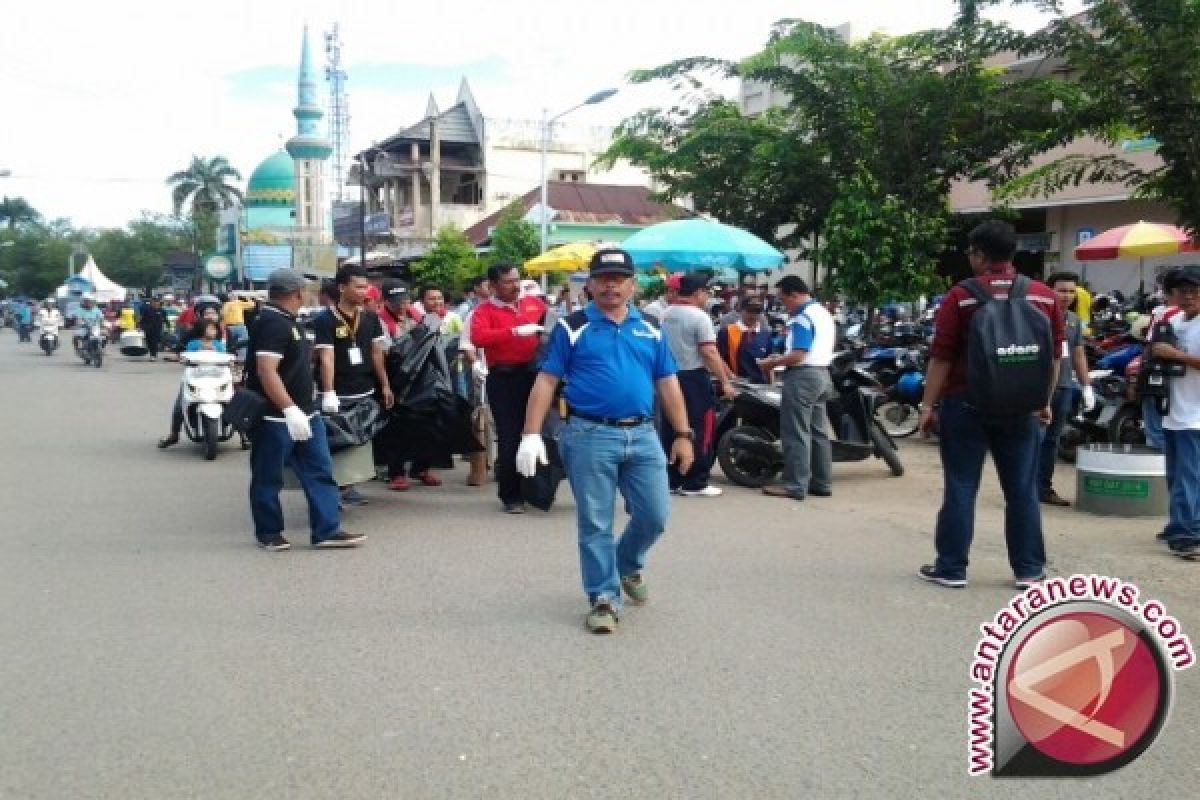 Ratusan Pekerja Tabalong Bersihkan Pasar Tanjung