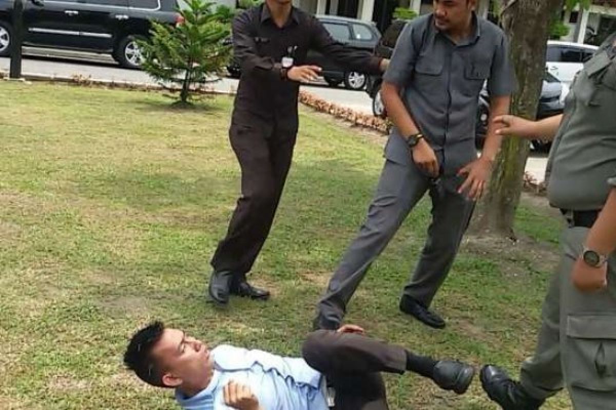  Kericuhan Pecah Saat Supervisi KPK di Kediaman Gubri