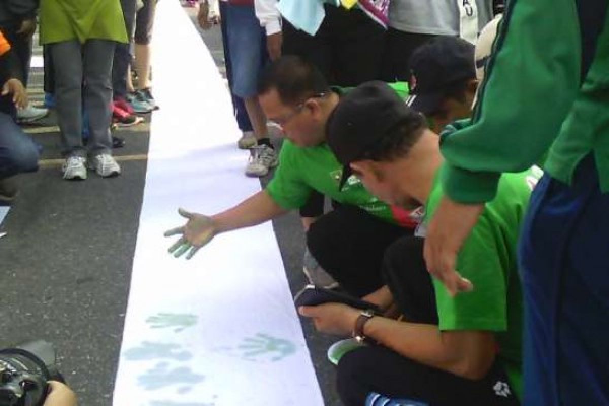 Terbentang Kain Putih 1Km Tempelkan Tangan Tanda Komitmen Berantas Tuberkulosis