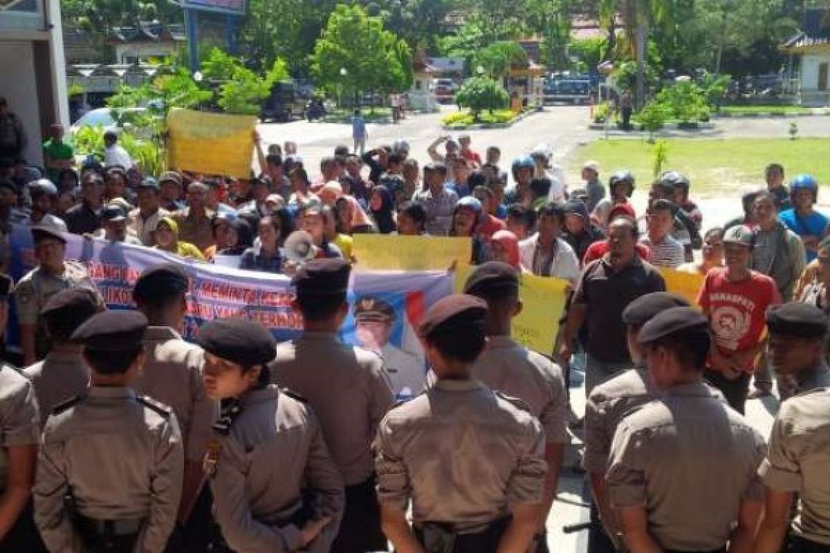  Ratusan Pedagang Pasar Pekanbaru Protes Aksi Penggusuran