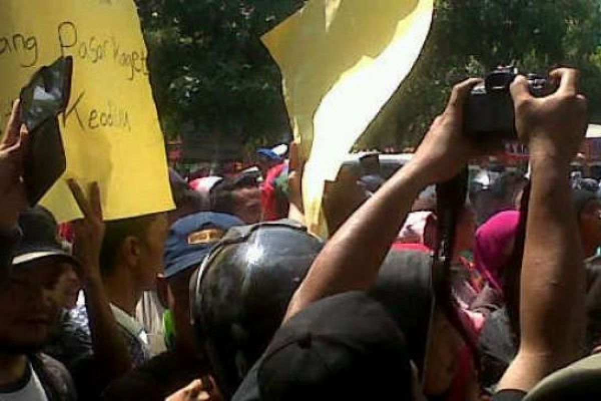 Ratusan Pedagang Pasar Kaget Protes Di Kantor Walikota Pekanbaru