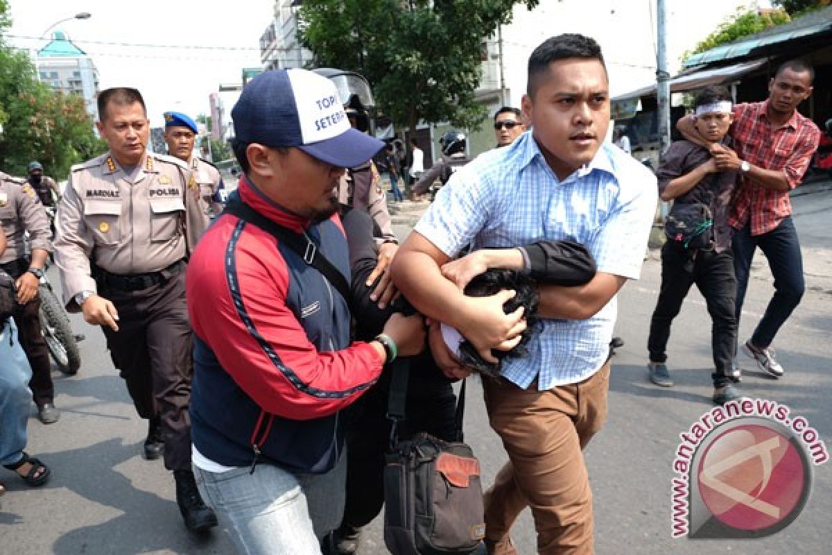 Polisi usut dalang spanduk simbol terlarang