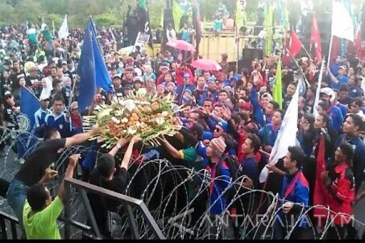 Wagub Jatim Potong Tumpeng Peringati Hari Buruh