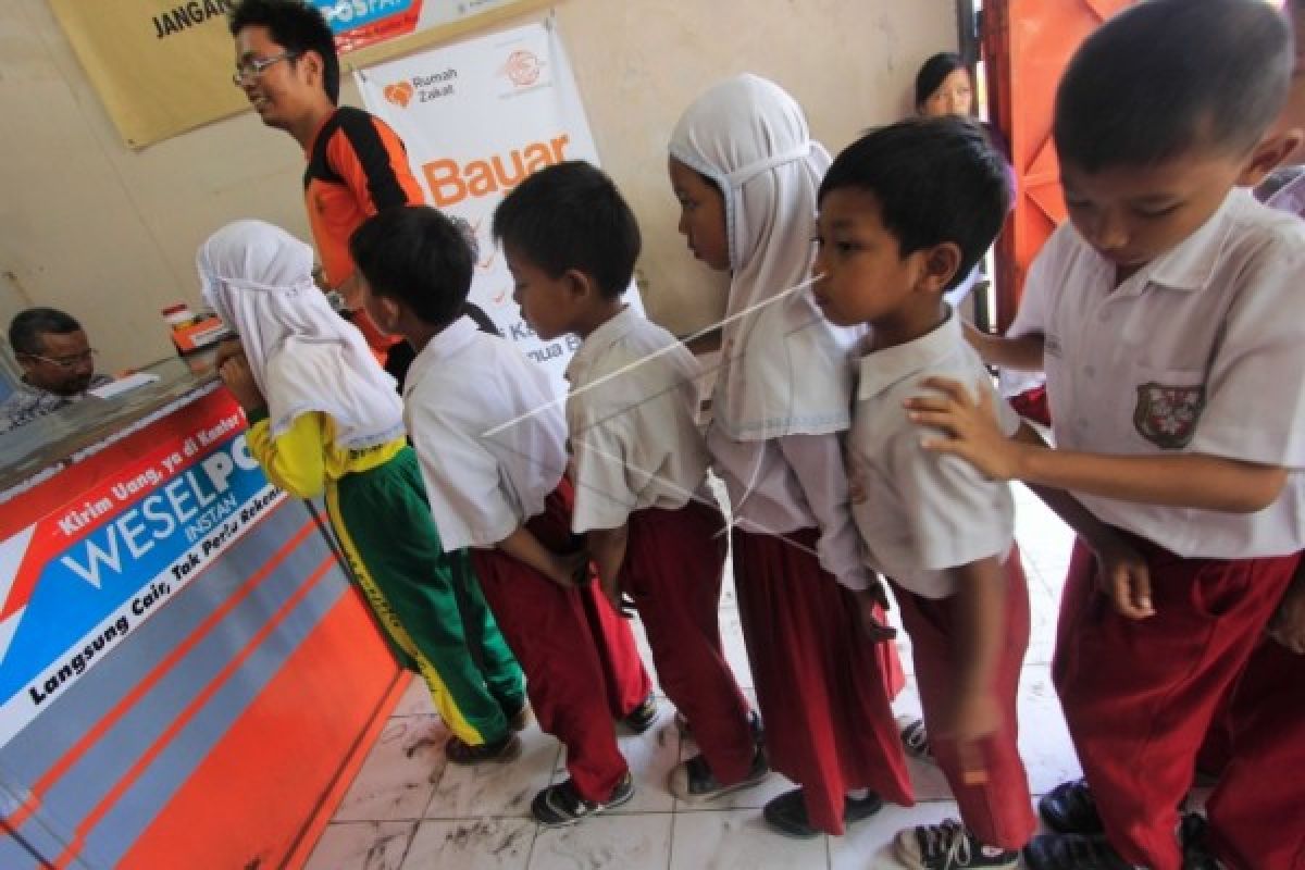 1.000 siswa miskin di Pekanbaru terima seragam dari zakat guru