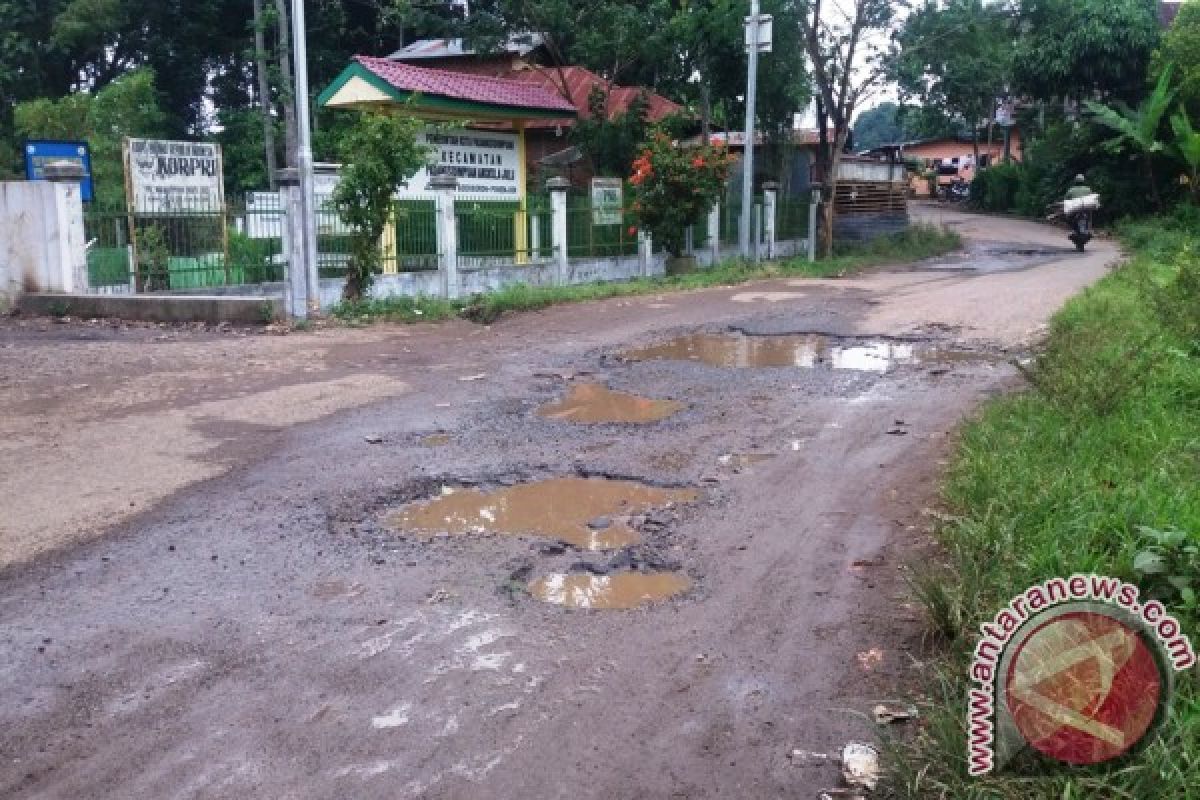 Jalan Rusak Di Depan Kantor Kecamatan Angkola Julu