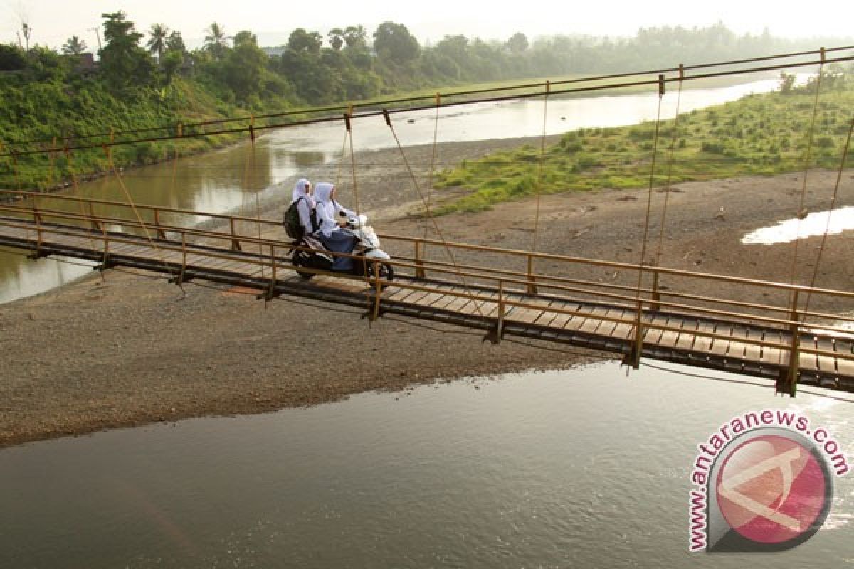 Berita kemarin, pembangunan jembatan gantung hingga wartawan ANTARA alami kekerasan