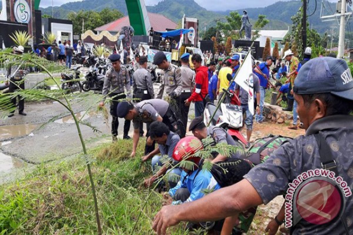 Gotong Royong Warnai May Day di Tapteng