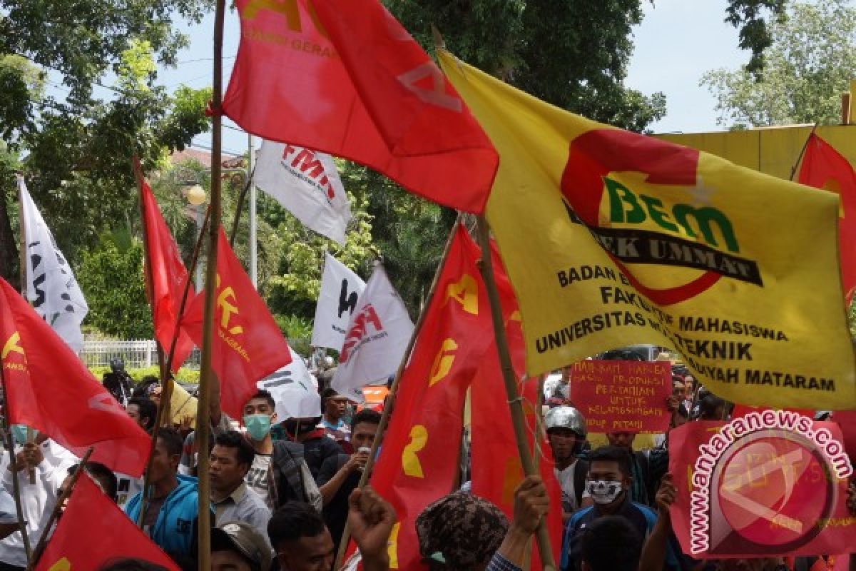 Nelayan Gelar Aksi Tolak Pengerukan Pasir Laut