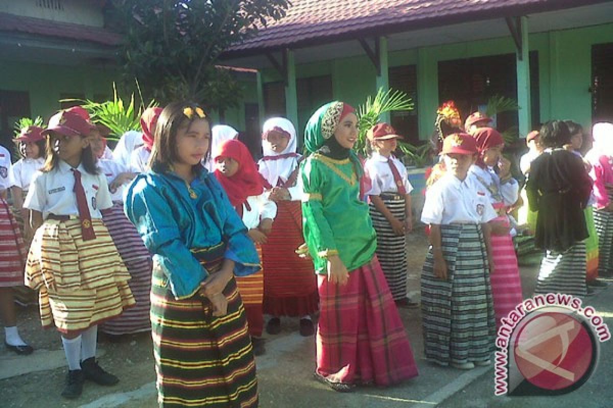 Siswa Baubau Pakai Seragam Adat Peringati Hardiknas