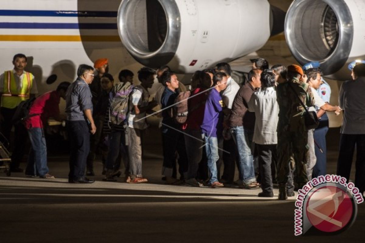 Ten Indonesian Hostages Arrive Home