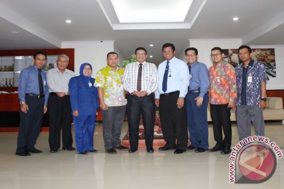 Bank Riau Kepri Kunjungi Bank Kalsel