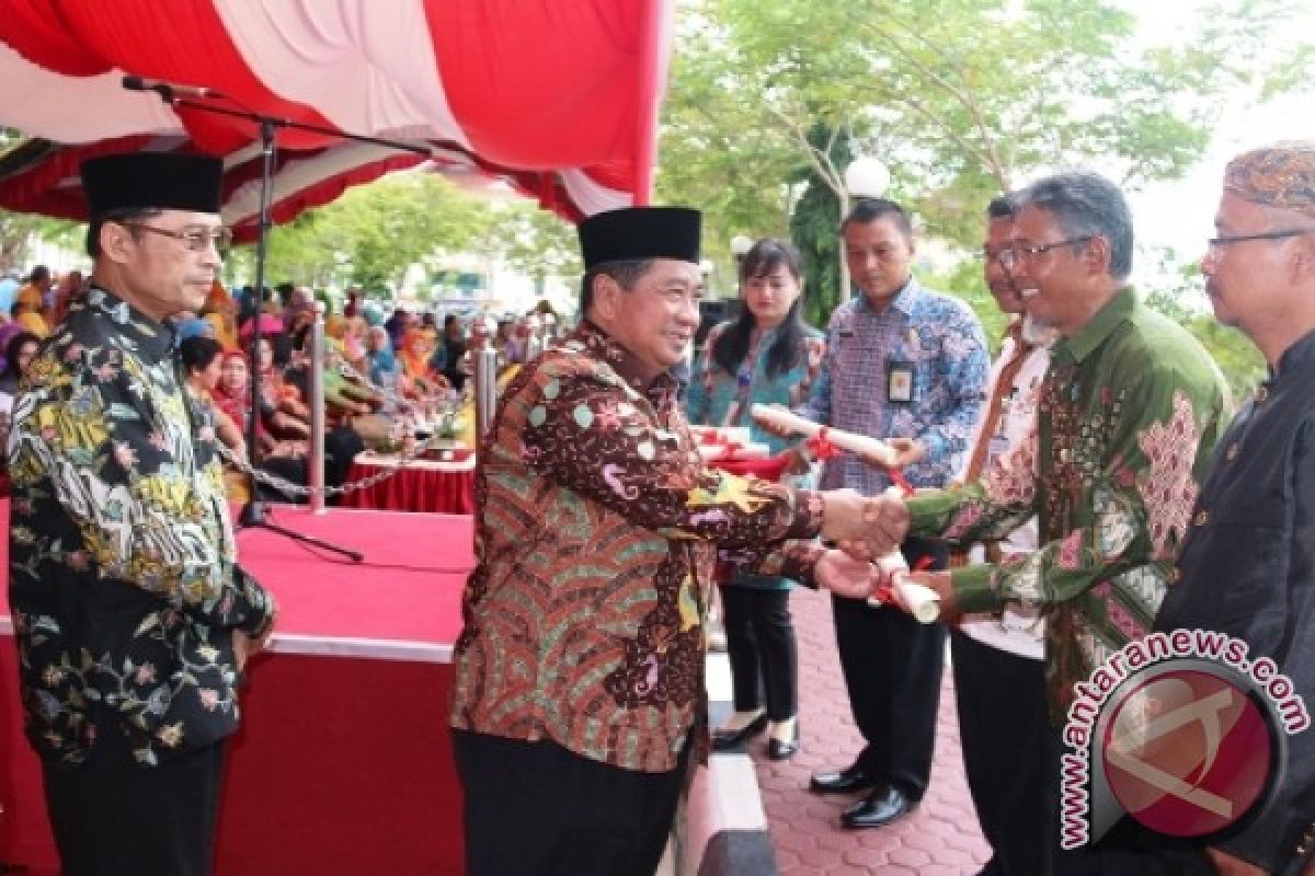 Pemkab Penajam Serahkan Penghargaan Guru Berprestasi