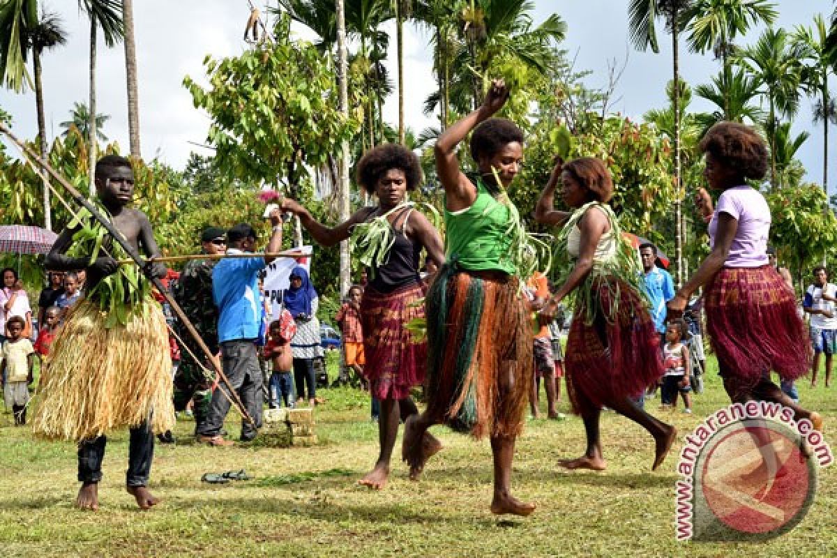 Untuk pembangunan kantor distrik di Papua, TNI-warga buka lahan