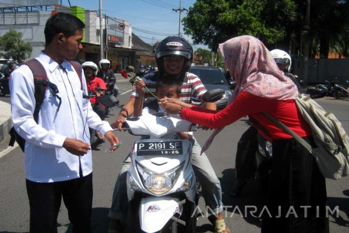 PMII IKIP PGRI Jember Demo Peringati Hardiknas