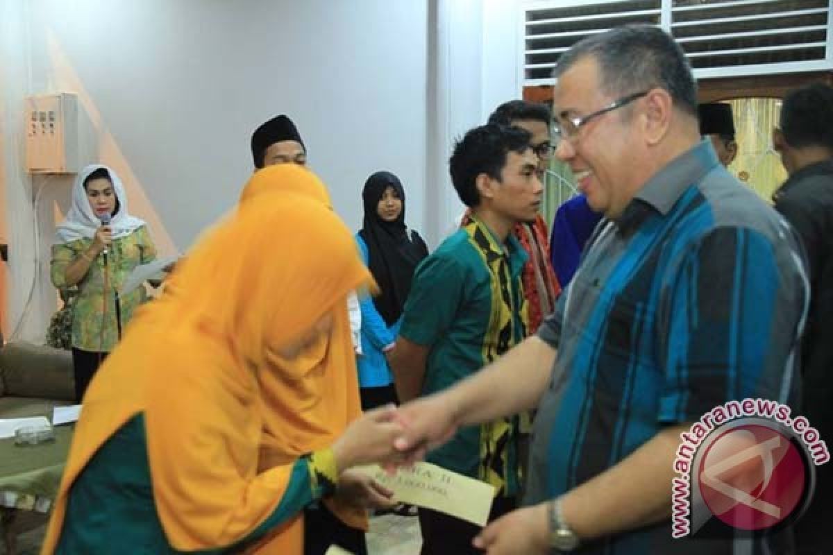 Wali Kota Kendari Bagikan Bonus Juara MTQ Sultra