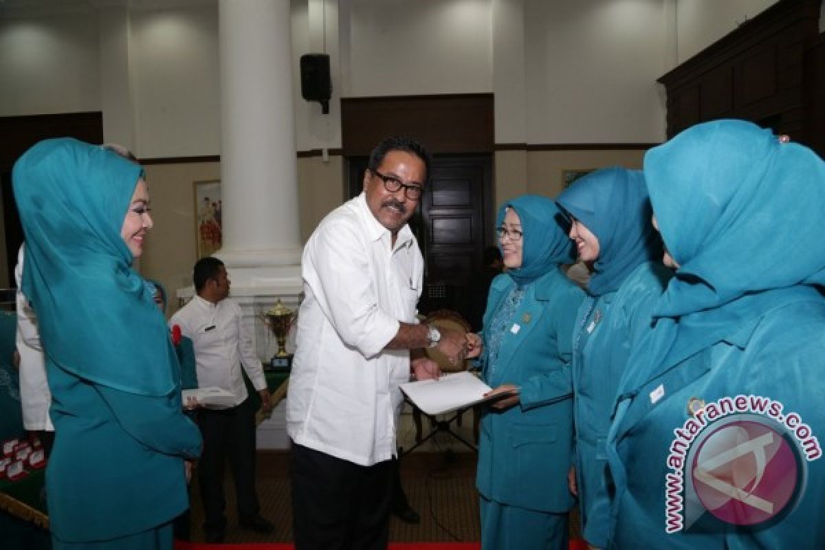 Gubernur Banten Hadiahi Umroh Empat Kader PKK