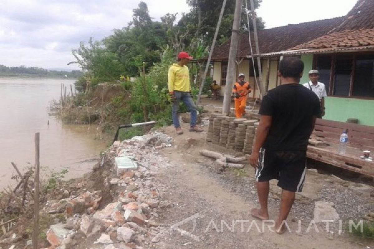 BPBD Ngawi Pantau Perkembangan Debit Bengawan Solo