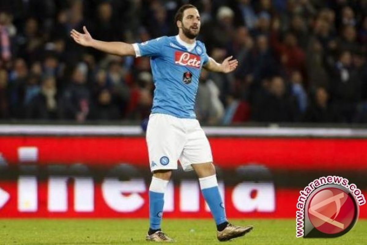 Dua gol Higuain antar Napoli amankan peringkat dua