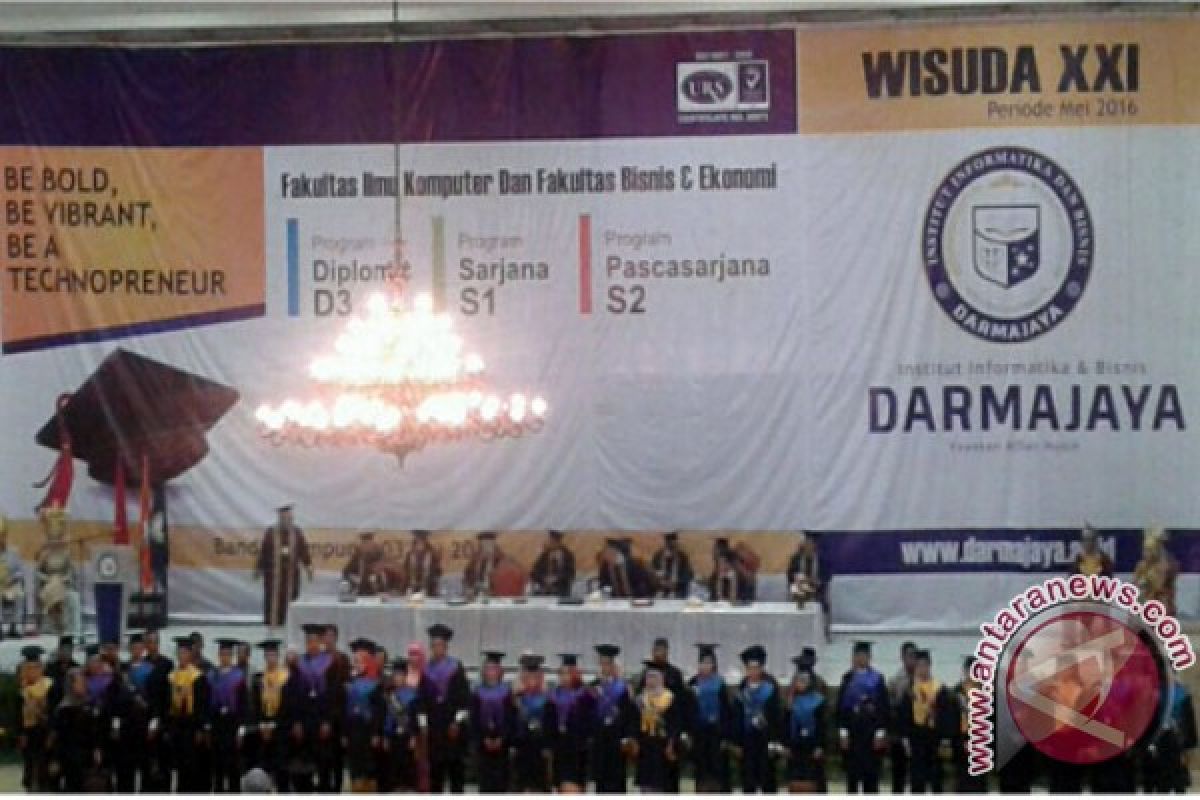 IBI Darmajaya Kukuhkan 330 Wisudawan 