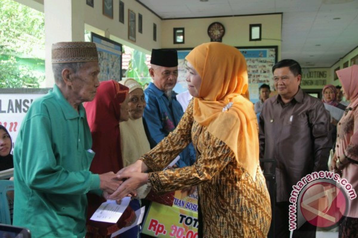 Mensos Serahkan Bantuan Untuk Lansia Di Gorontalo 