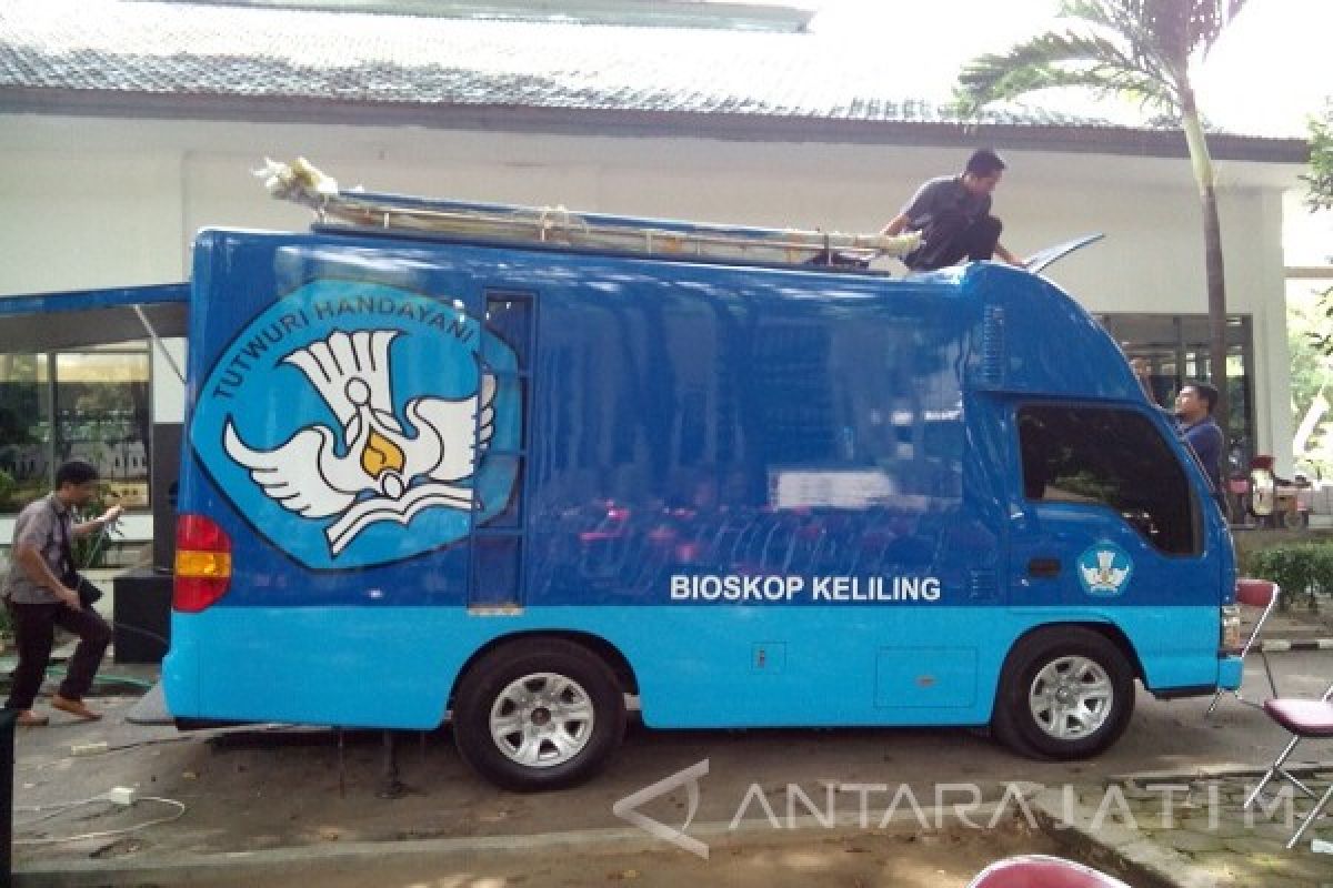 Kota Kediri Dapat Bantuan Mobil Bioskop Keliling    