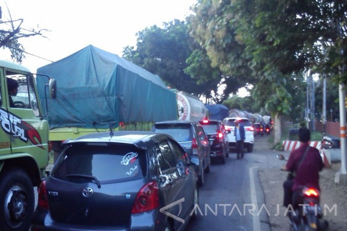 Antrean Panjang Kendaraan di Pelabuhan Ketapang Saat Liburan