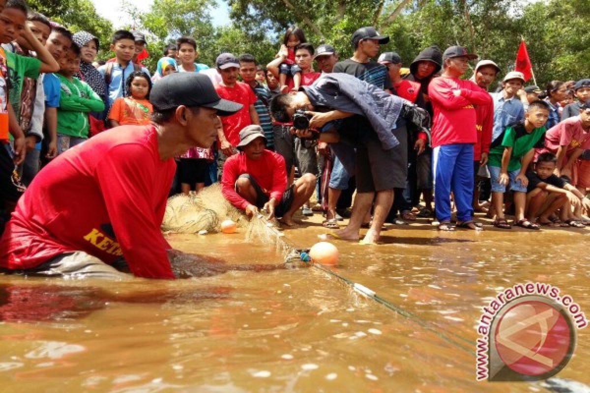 Ada Lomba Tangkap Ikan di Ketapang