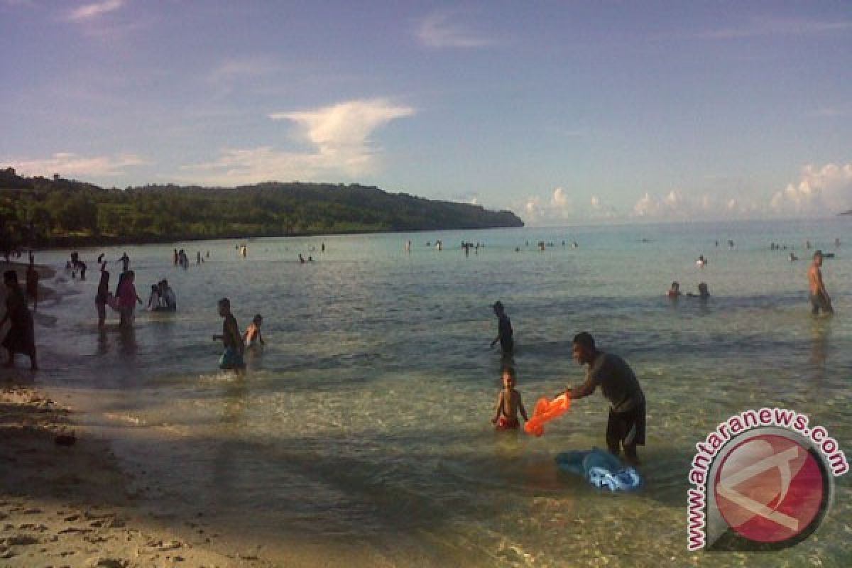 Warga Padati Pantai Nirwana Baubau