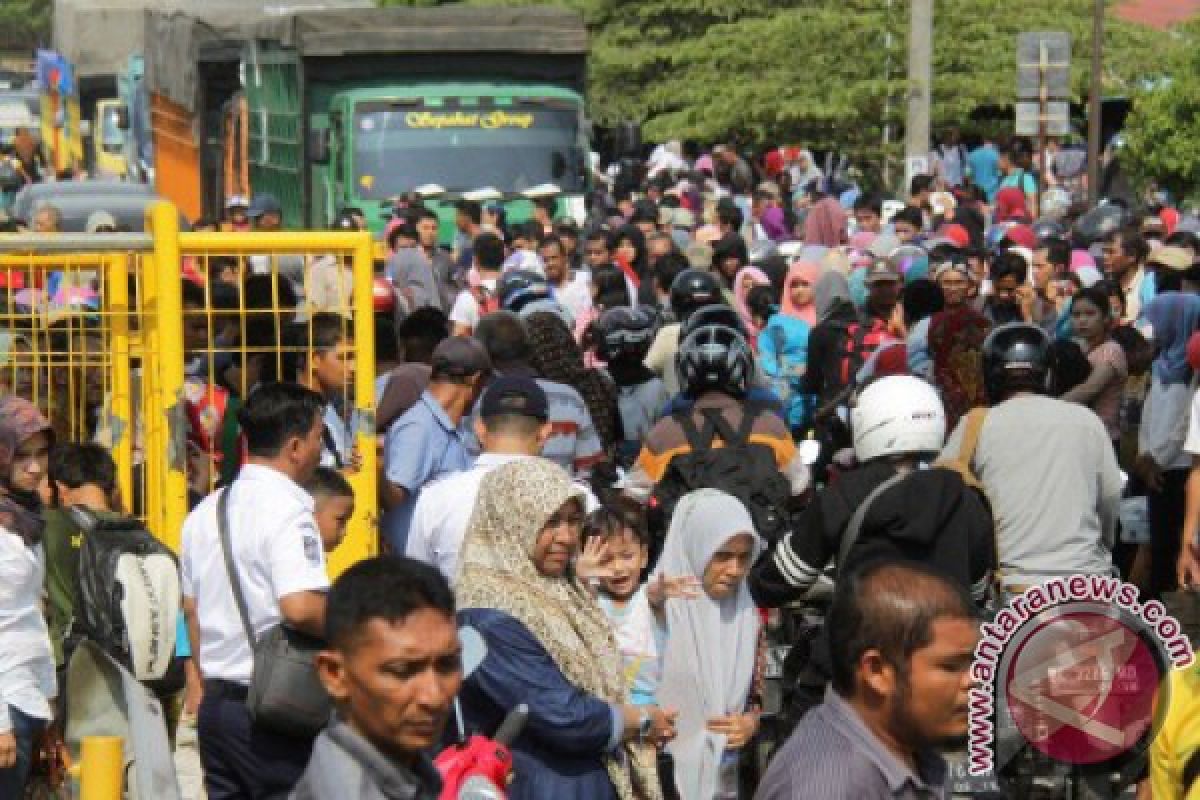 Ribuan wisatawan padati lokasi wisatawa di Sabang