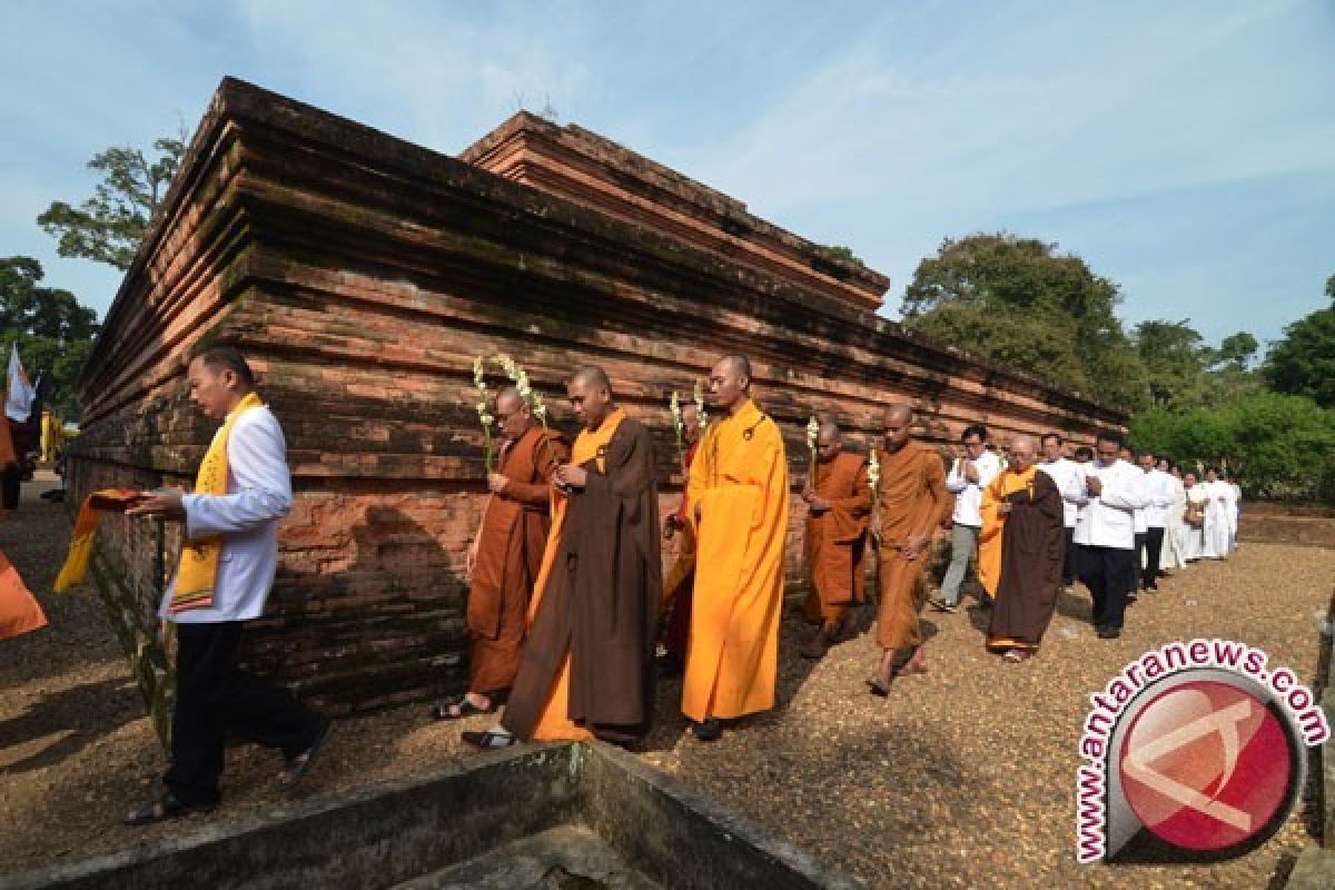 Seratusan umat Buddha ritual di Candi Muarojambi