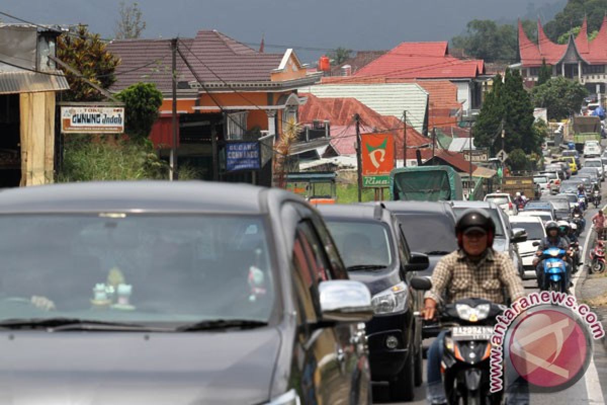 Lalu lintas Payakumbuh-Pekanbaru padat merayap tiga km