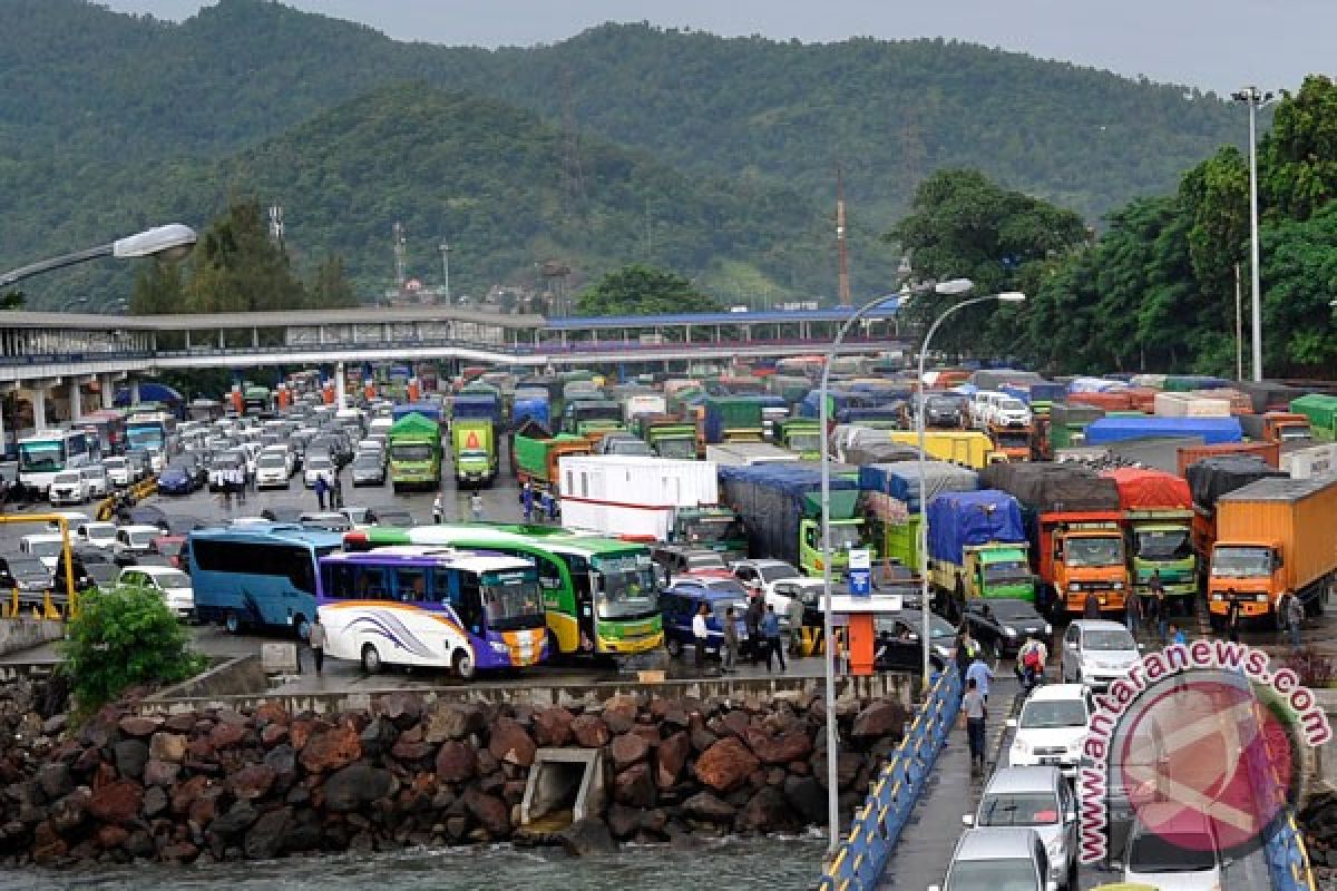 Truk ekspedisi padati Pelabuhan Merak